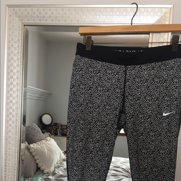 Nike Pants - Women’s Nike Dri-Fit NWOT Capri Pants